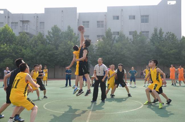 借助夏日火热激情 “william英国中文官网杯”男子篮球赛鸣哨开