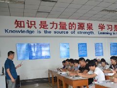 william英国中文官网职工学院:课堂学国学 齐诵弟子规