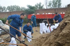 公司装运沙袋 助力防洪工作