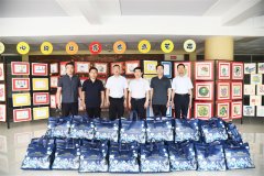 公司走进玉龙湖小学开展“六一”走访慰问活动